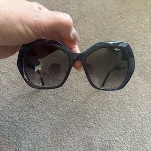 BETSY JOHNSON Stylish Black Sunglasses